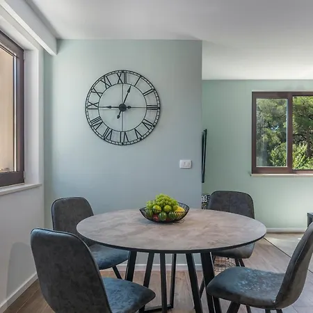 Just Renovated Stylish 2 Bedrooms Only A Few Steps From The Beach! *