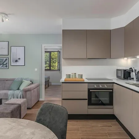 Just Renovated Stylish 2 Bedrooms Only A Few Steps From The Beach! *
