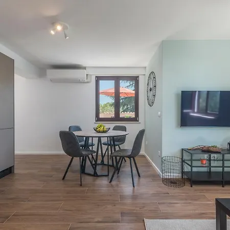 Apartment Just Renovated Stylish 2 Bedrooms Only A Few Steps From The Beach! *