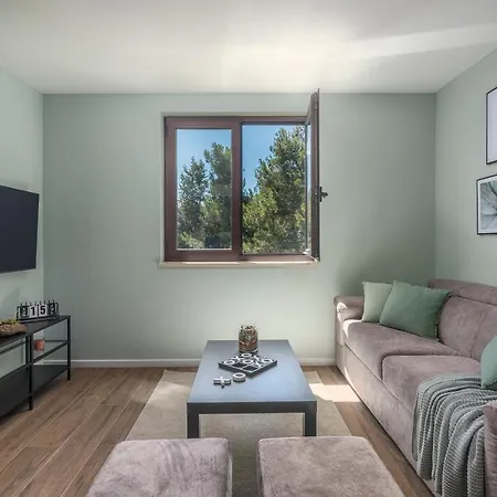 Just Renovated Stylish 2 Bedrooms Only A Few Steps From The Beach! *