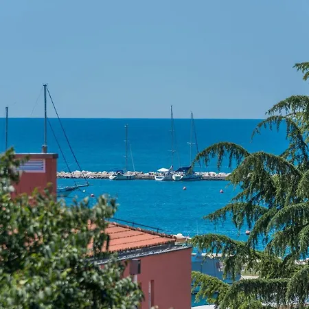 Just Renovated Stylish 2 Bedrooms Only A Few Steps From The Beach! Apartment *