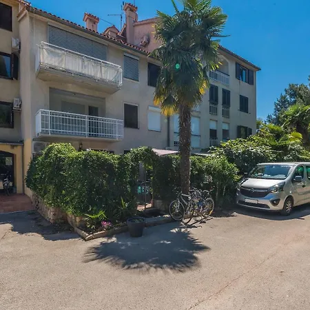 Apartment Just Renovated Stylish 2 Bedrooms Only A Few Steps From The Beach! *
