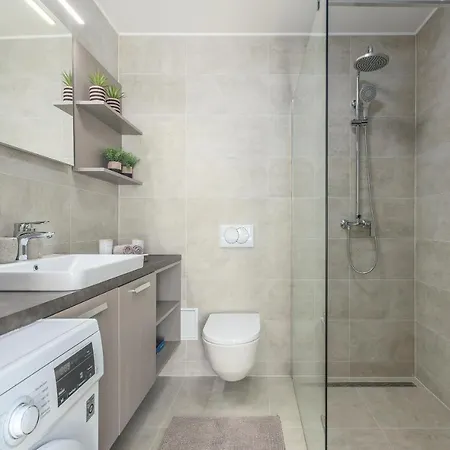 Just Renovated Stylish 2 Bedrooms Only A Few Steps From The Beach! Apartment
