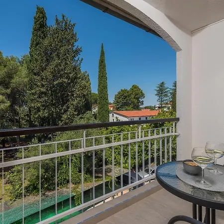 Just Renovated Stylish 2 Bedrooms Only A Few Steps From The Beach! アパート Novigrad Istria