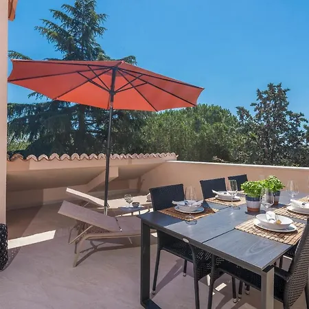 Just Renovated Stylish 2 Bedrooms Only A Few Steps From The Beach!