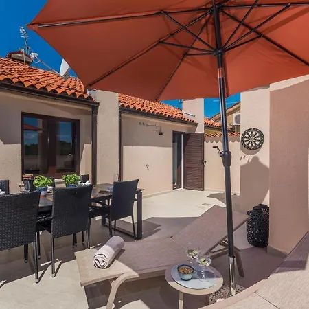 Just Renovated Stylish 2 Bedrooms Only A Few Steps From The Beach! Novigrad Istria