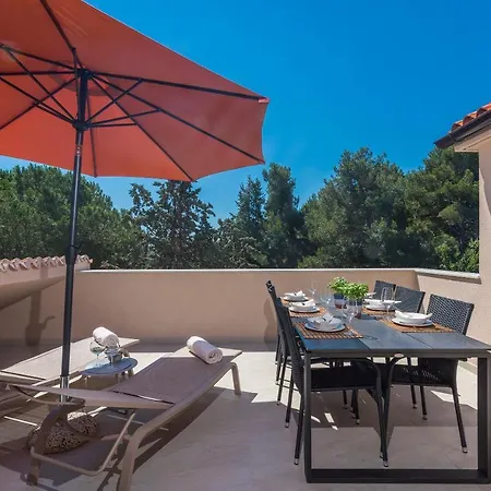 Just Renovated Stylish 2 Bedrooms Only A Few Steps From The Beach!