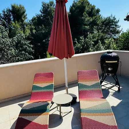 Just Renovated Stylish 2 Bedrooms Only A Few Steps From The Beach! Apartment *